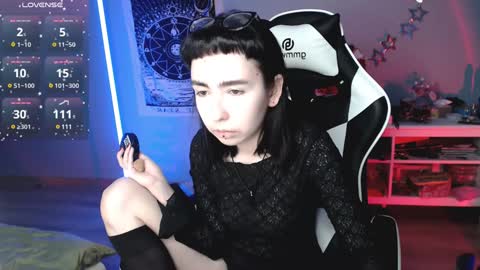 Snapshot of julscinamon chatting on 01.01.25 Baroness Von Cringe online show from 01.01.25