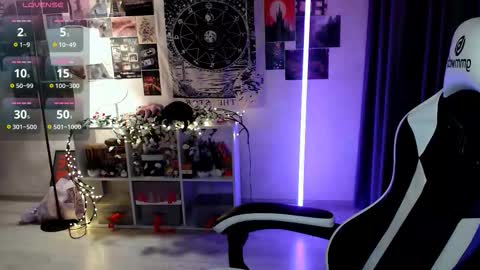 Snapshot of julscinamon chatting on 11.19.25 Baroness Von Cringe online show from 11.19.25