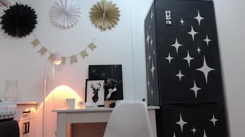 Snapshot of junnewers chatting on 12.22.25 JunneWers online show from 12.22.25