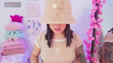 Snapshot of justonecute chatting on 09.16.25 Emy online show from 09.16.25