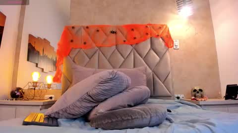 Snapshot of kailinmoon chatting on 10.29.25 Kailin online show from 10.29.25