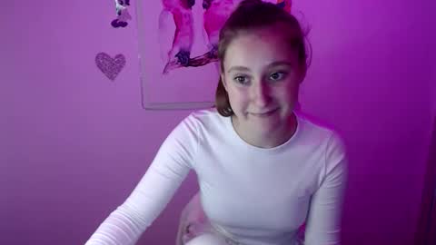 Snapshot of kamilla_love_ chatting on 09.19.25 kamilla_love_ online show from 09.19.25
