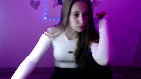 Snapshot of kamilla_love_ chatting on 09.23.25 kamilla_love_ online show from 09.23.25