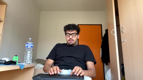 Snapshot of karim03larbi chatting on 03.07.25 karim03larbi online show from 03.07.25