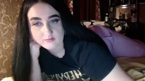 Snapshot of karinkabrunetka2 chatting on 12.15.25 karinkabrunetka2 online show from 12.15.25