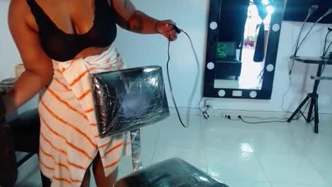 Snapshot of karlaluann chatting on 10.21.25 karlaluann online show from 10.21.25