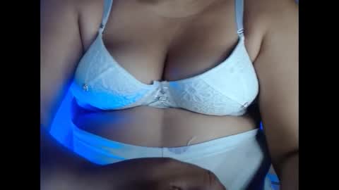 Snapshot of karolbb21 chatting on 12.14.25 karolbb21 online show from 12.14.25