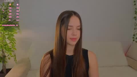 Snapshot of karoledemara chatting on 05.16.26 Molly online show from 05.16.26