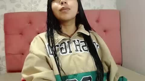 Snapshot of karolineburnx chatting on 12.17.25 Isa online show from 12.17.25