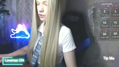 Snapshot of karolynafox chatting on 06.27.26 Caroline Fox online show from 06.27.26