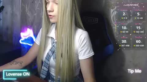 Snapshot of karolynafox chatting on 07.25.26 Caroline Fox online show from 07.25.26