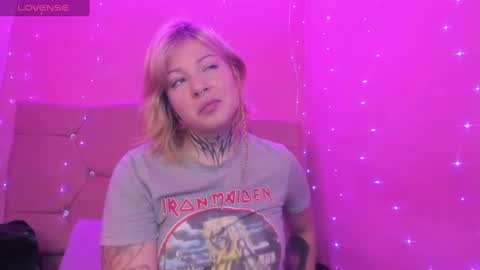 Snapshot of kat_cirice18 chatting on 03.08.25 kat_cirice18 online show from 03.08.25