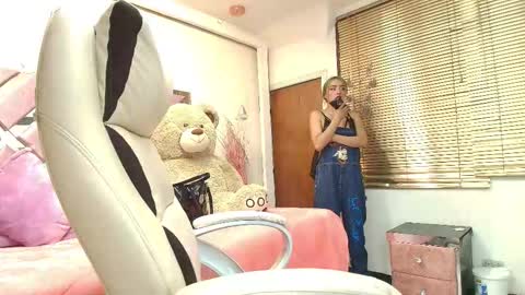 Snapshot of kataleya_bella chatting on 11.19.25 kataleya_bella online show from 11.19.25