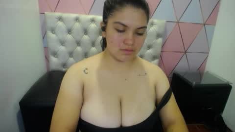 Snapshot of katalina_santana25 chatting on 11.20.25 katalina santana25 online show from 11.20.25