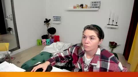 Snapshot of katarina_blades chatting on 03.04.25 online show from 03.04.25