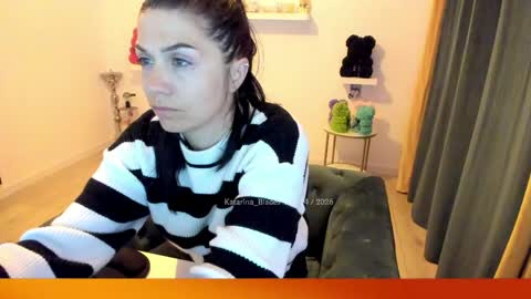 Snapshot of katarina_blades chatting on 04.28.26 online show from 04.28.26