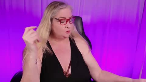 Snapshot of katdsinclair chatting on 02.08.25 Kat D Sinclair online show from 02.08.25