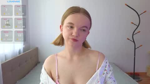 Snapshot of katebunnys chatting on 06.17.26 katebunnys online show from 06.17.26
