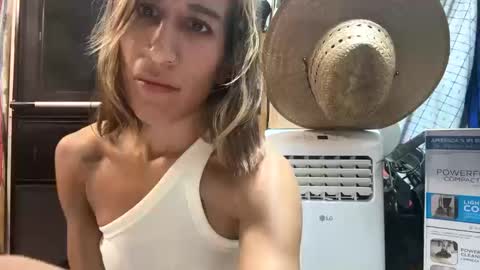 Snapshot of katelinxxx chatting on 10.10.25 Katelin online show from 10.10.25