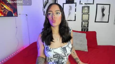 Snapshot of kathhoney1 chatting on 11.27.25 Kath online show from 11.27.25