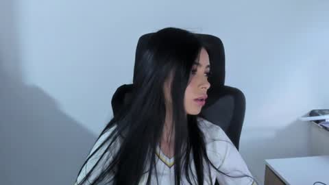 Snapshot of katia_sex25 chatting on 06.17.26 Katia online show from 06.17.26