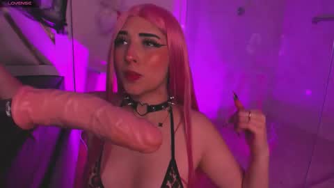 Snapshot of kattengel chatting on 10.10.25 katt online show from 10.10.25