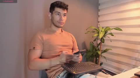 Snapshot of kayn_kalo chatting on 12.19.25 Kayn online show from 12.19.25