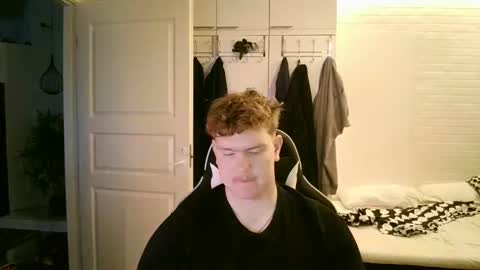 Snapshot of kayttajaviides5 chatting on 11.05.25 Aatu online show from 11.05.25