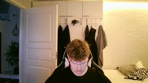 Snapshot of kayttajaviides5 chatting on 11.06.25 Aatu online show from 11.06.25