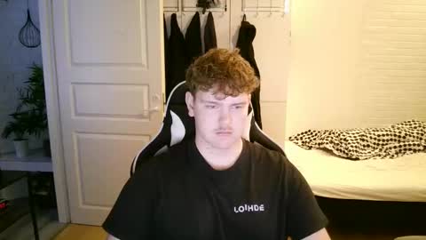 Snapshot of kayttajaviides5 chatting on 11.20.25 Aatu online show from 11.20.25