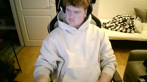 Snapshot of kayttajaviides5 chatting on 11.26.25 Aatu online show from 11.26.25