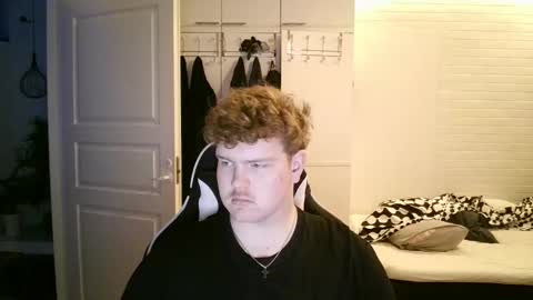 Snapshot of kayttajaviides5 chatting on 12.01.25 Aatu online show from 12.01.25