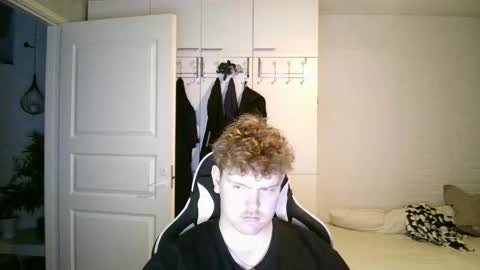 Snapshot of kayttajaviides5 chatting on 12.02.25 Aatu online show from 12.02.25