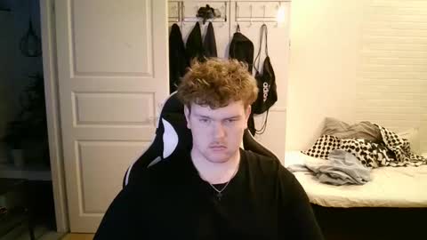 Snapshot of kayttajaviides5 chatting on 12.16.25 Aatu online show from 12.16.25