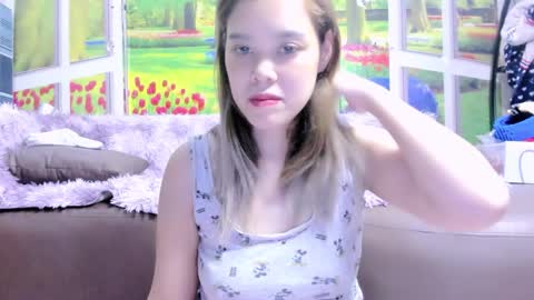 Snapshot of kelly_baby2005 chatting on 11.05.25 Kelly online show from 11.05.25