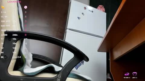 Snapshot of kelly_case18 chatting on 12.26.24 KELLY online show from 12.26.24