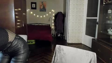 Snapshot of kellydark0111 chatting on 12.18.24 Mistress online show from 12.18.24