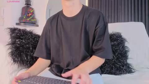 Snapshot of ken_boy_ chatting on 12.22.25 online show from 12.22.25