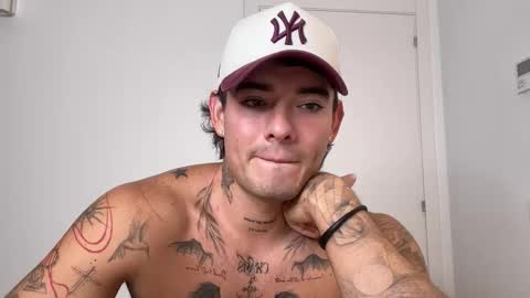 Snapshot of kenboyea_ chatting on 10.19.25 luis carlos esteban online show from 10.19.25