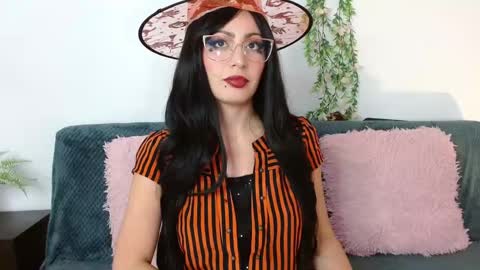 Snapshot of kendal_mosk chatting on 10.28.25 Valery online show from 10.28.25