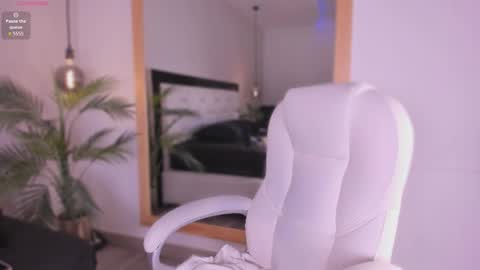 Snapshot of kendall__blake chatting on 10.25.25 online show from 10.25.25