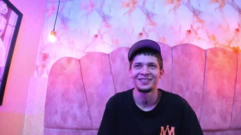 Snapshot of kendalltaylorr chatting on 10.15.25 Kendall and Taylor online show from 10.15.25