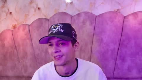 Snapshot of kendalltaylorr chatting on 10.23.25 Kendall and Taylor online show from 10.23.25