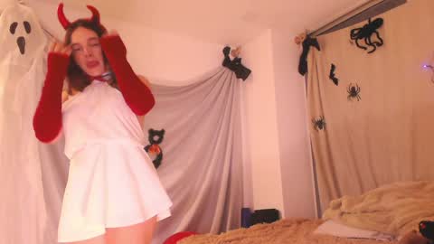 Snapshot of kendalltyler chatting on 10.17.25 kendall online show from 10.17.25