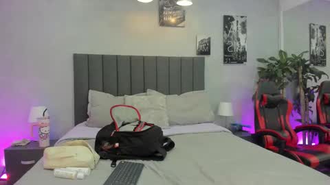 Snapshot of kendra_london chatting on 11.21.25 Kendra London online show from 11.21.25