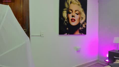 Snapshot of kendra_london chatting on 11.26.25 Kendra London online show from 11.26.25