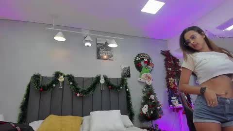 Snapshot of kendra_london chatting on 12.14.25 Kendra London online show from 12.14.25