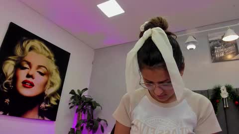 Snapshot of kendra_london chatting on 12.20.25 Kendra London online show from 12.20.25