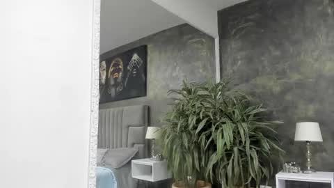 Snapshot of kendra_london chatting on 12.21.25 Kendra London online show from 12.21.25