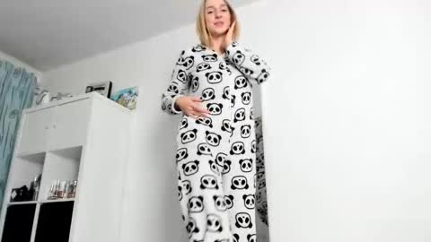 Kenzie online show from 10.25.25